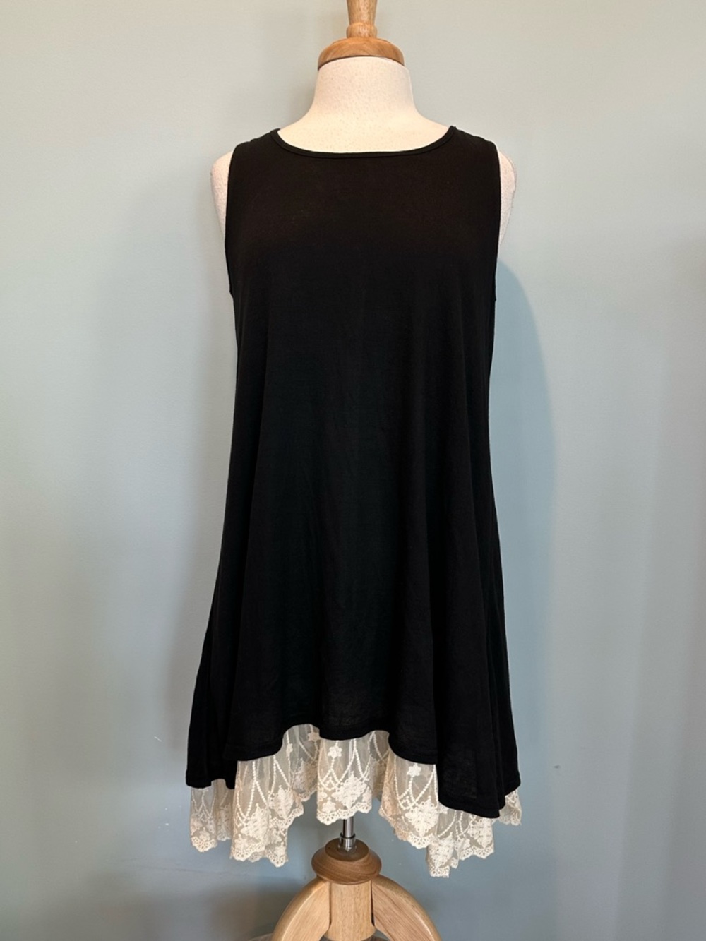 Umgee Floral lace detail sleeveless tank black mini dress size medium NWT